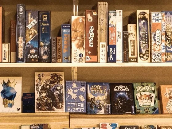 300種のボードゲームが並ぶ棚