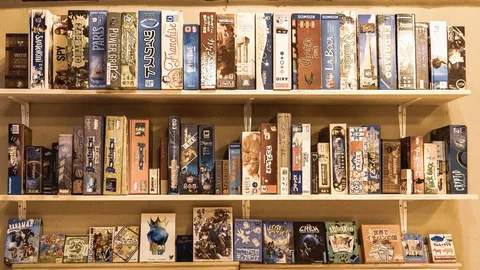 300種のボードゲームが並ぶ棚